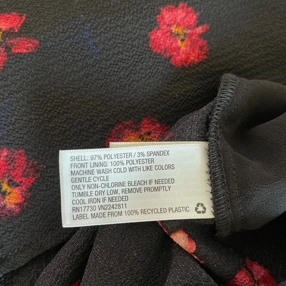 a new day Black & Red Floral Print V-neck Round Hem Blouse Medium Women’s - Picture 8 of 9